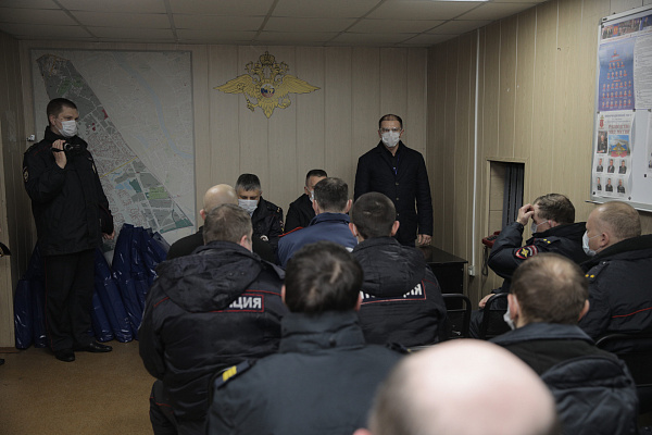 Михаил Романов передал сотрудникам УМВД по Фрунзенскому району защитные маски и костюмы